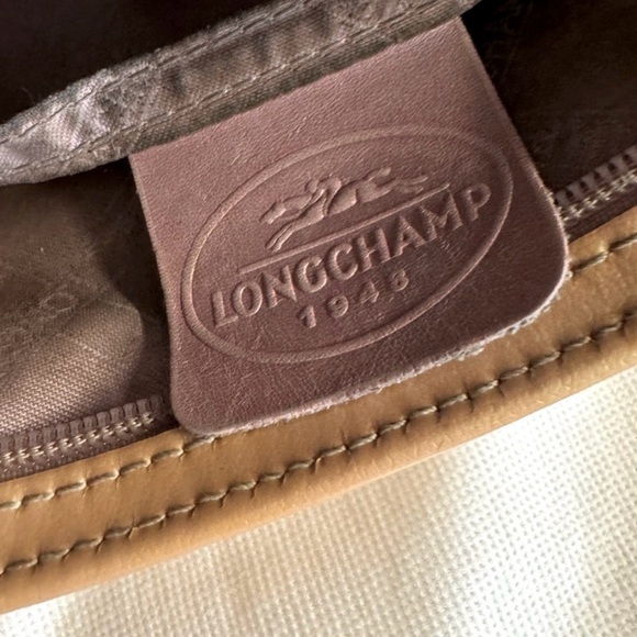 Vtg Longchamp-Classic Sophisticated Gold hued patent leather classic handbag - Picture 4 of 13